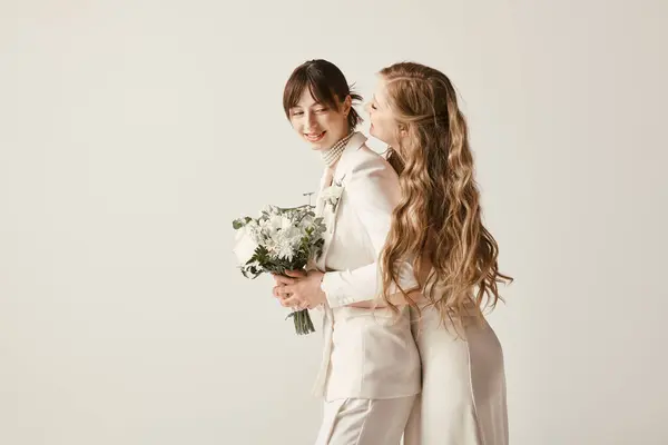 Duas noivas em belo traje branco celebram seu dia do casamento, irradiando felicidade e amor. — Fotografia de Stock