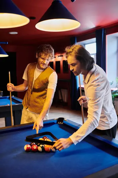 Amici impegnati in un gioco amichevole di biliardo, le loro risate riecheggiano attraverso l'elegante bar. — Foto stock