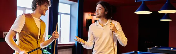 Amici ridere e chiacchierare mentre si gode un gioco casuale di biliardo. — Foto stock