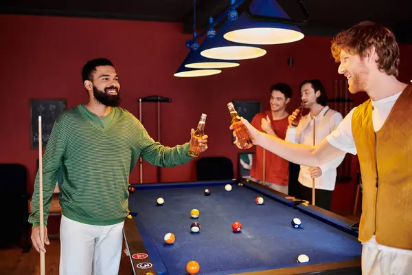 Gli amici si godono una serata informale di biliardo e drink. — Foto stock