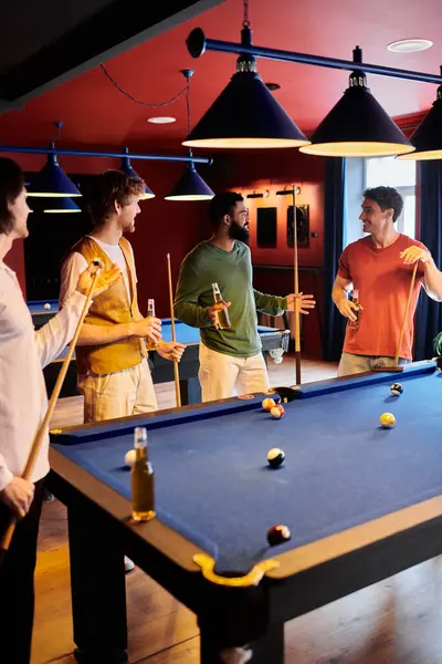 Amigos desfrutando de um jogo amigável de bilhar em um salão mal iluminado. — Fotografia de Stock