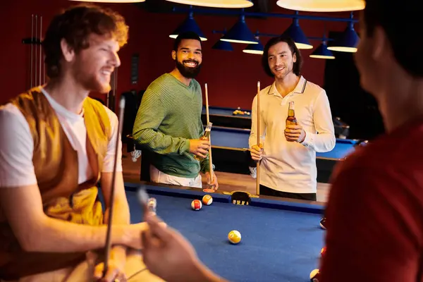Gli amici godono di un gioco casuale di biliardo e bevande. — Foto stock