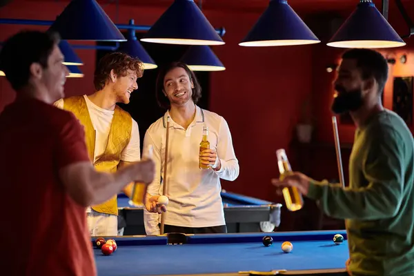 Amici si riuniscono intorno a un tavolo da biliardo, godendo di una partita casuale di biliardo. — Foto stock