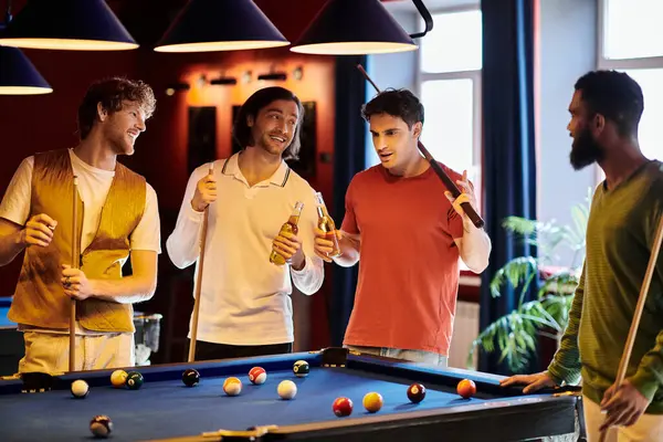 Gli amici si divertono casualmente a giocare a biliardo in un bar poco illuminato. — Foto stock