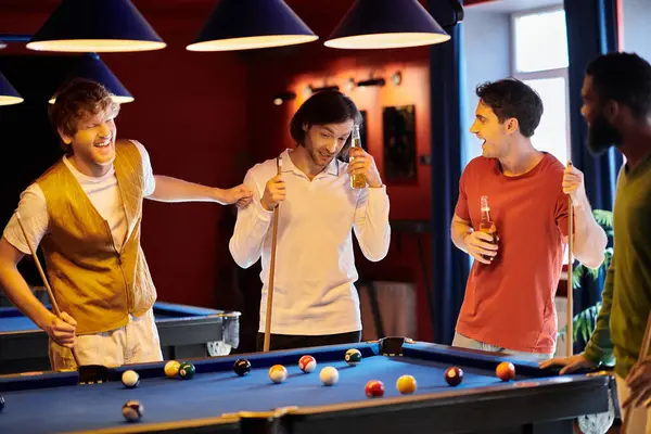 Des amis se réunissent autour d'une table de billard, riant et profitant d'un jeu décontracté de billard. — Photo de stock