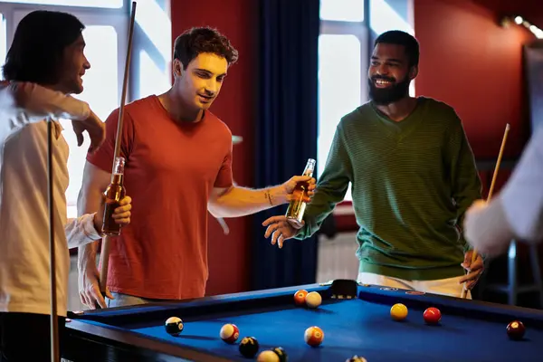 Amici che si godono una partita a biliardo, ridendo e bevendo birra. — Foto stock