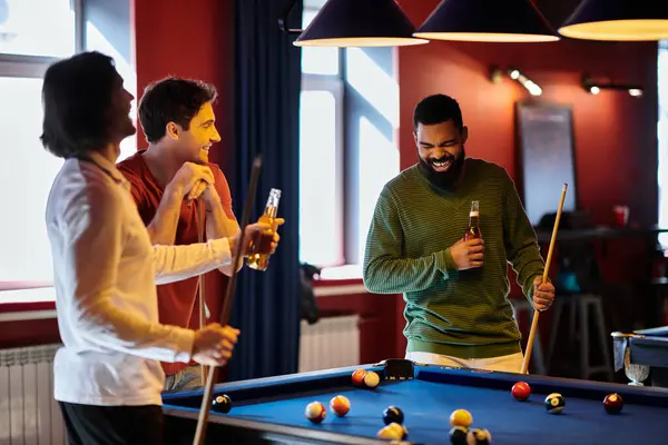 Amigos jogam bilhar em um bar, rindo e desfrutando uns dos outros companhia. — Fotografia de Stock