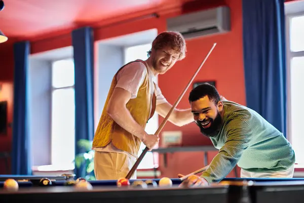 Gli amici godono di un gioco casuale di biliardo in un ambiente elegante lounge. — Foto stock