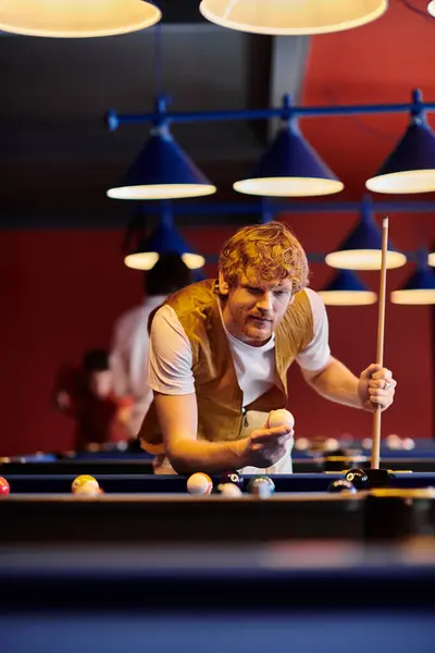 Un gruppo di amici si riunisce per una partita amichevole di biliardo in un ambiente lounge poco illuminato. — Foto stock