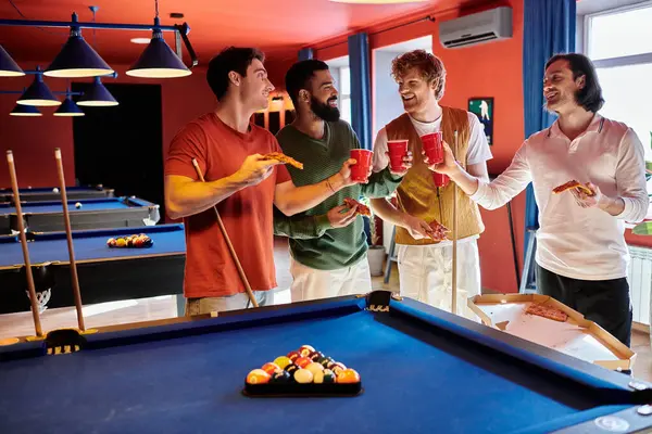 Gli amici godono di un gioco casuale di biliardo e pizza. — Foto stock
