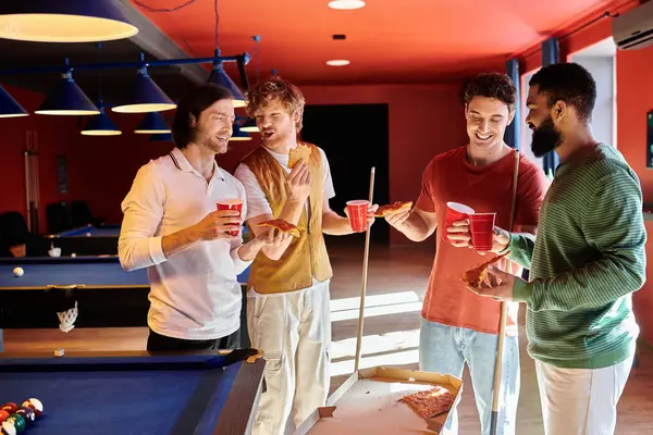 Amici appendere fuori, mangiare pizza, e giocare a biliardo in un ambiente informale. — Foto stock