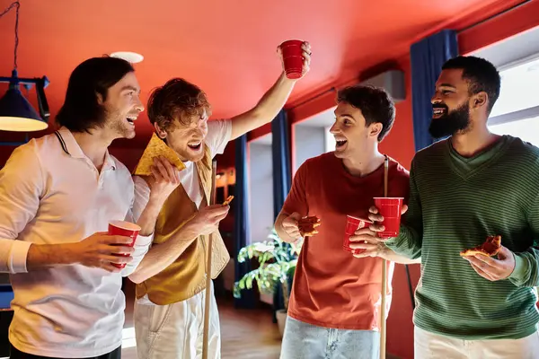 Amici che si godono una partita a biliardo, ridendo e spuntando. — Foto stock