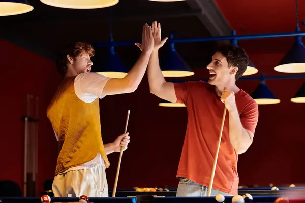 Les amis se donnent un cinq après un match de billard. — Photo de stock