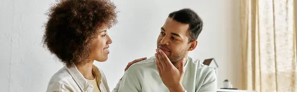 Um casal afro-americano atraente assina um para o outro enquanto está sentado em casa. — Fotografia de Stock