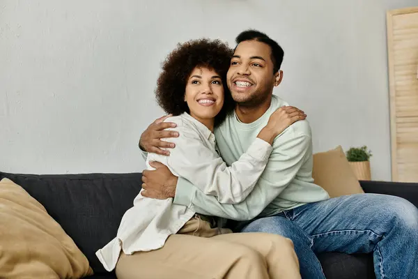 An African American couple communicates using sign language while sitting on a couch. — Stock Photo