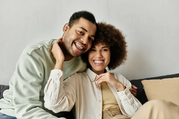 Um casal afro-americano sorri em casa. — Fotografia de Stock