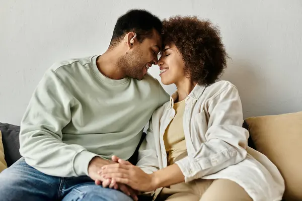 Um casal afro-americano sentado no sofá. — Fotografia de Stock