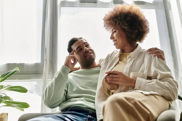 Un couple afro-américain utilise la langue des signes pour communiquer entre eux dans un cadre familial. — Photo de stock