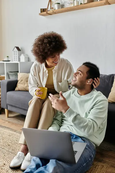 Um casal feliz sinais uns para os outros em sua casa. — Fotografia de Stock