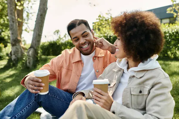 Um feliz casal afro-americano desfruta de um dia ensolarado ao ar livre, usando linguagem gestual para se comunicar. — Fotografia de Stock