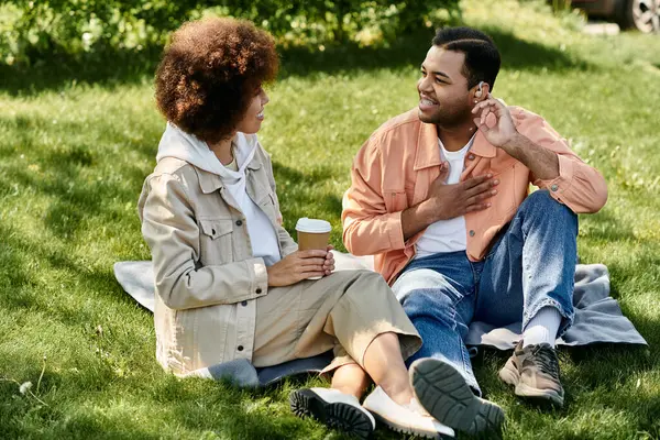 Um atraente casal afro-americano desfruta de um dia ensolarado juntos, participando de uma conversa animada usando a linguagem gestual.. — Fotografia de Stock