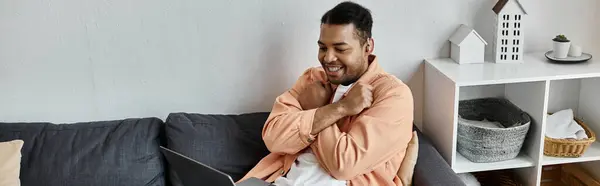 An African American mab uses sign language to communicate, next to laptop. — Stock Photo