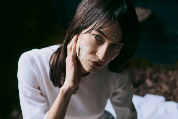 A woman in a white blouse poses against a backdrop of a swamp. — Stock Photo