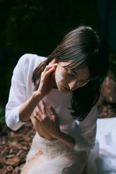 A woman in white clothing poses near a swamp. — Stock Photo