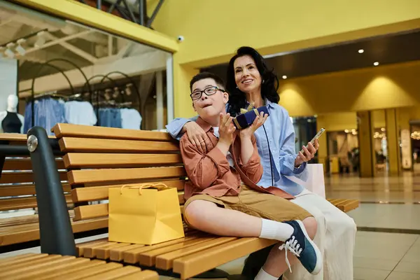 Una madre e suo figlio con la sindrome di Down godono un momento insieme durante lo shopping. — Stock Photo