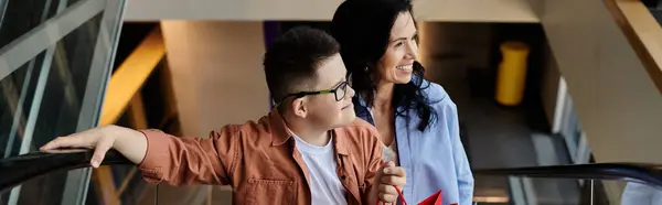 Una madre e suo figlio con la sindrome di Down godono di una giornata di shopping al centro commerciale. — Foto stock