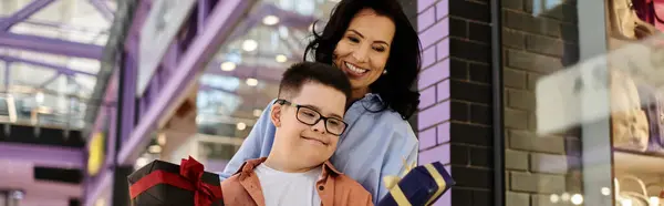 A mother and her son with Down syndrome in a shopping mall, enjoying some quality time together. — Stock Photo