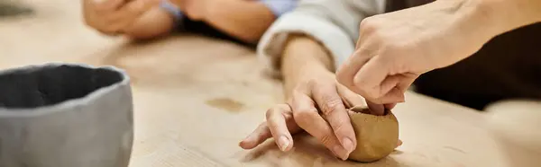 Лесбийская пара работает вместе над гончарным проектом в студии. — Stock Photo