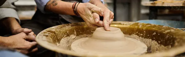 Dos mujeres trabajan en cerámica en un estudio. - foto de stock