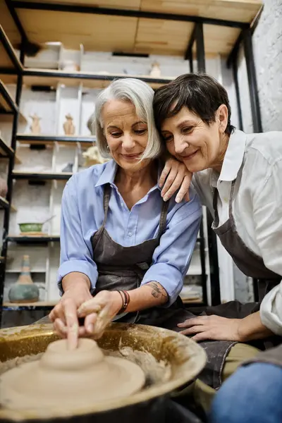A lesbian couple crafts together in a pottery studio. — Stock Photo