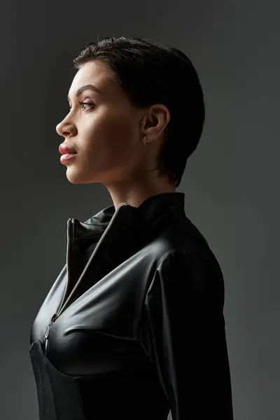 A woman in a black leather jacket poses for the camera. — Stock Photo