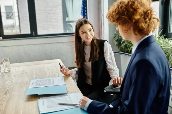 Deux adolescents participent à une conférence modèle de l'ONU, discutant de questions et rédigeant des résolutions. — Photo de stock