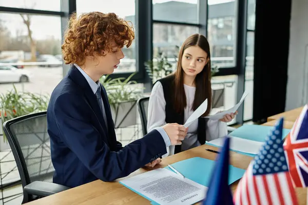 Teens join Model UN, analyze docs, discuss global issues. — Stock Photo