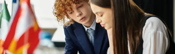Dos adolescentes involucrados en una simulación de un modelo de la ONU. - foto de stock