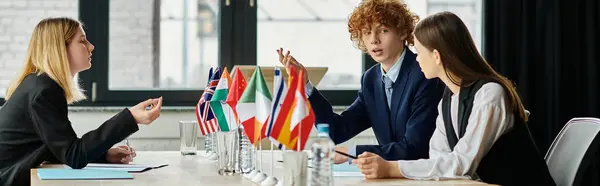 Teenagers participate in a Model United Nations conference, engaging in diplomatic discussion. — Stock Photo