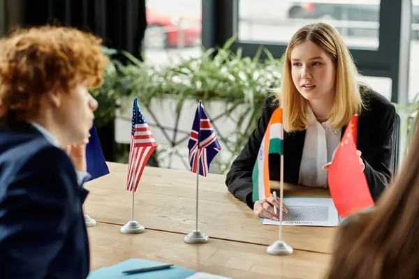 Adolescentes participan en un modelo de simulación de la ONU, participando en discusiones diplomáticas. - foto de stock