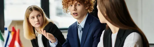 Adolescentes participam de uma animada discussão em uma conferência modelo da ONU. — Fotografia de Stock