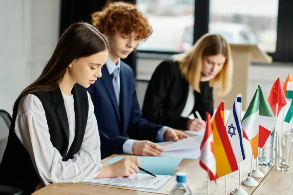 Adolescentes participan en una sesión modelo de la ONU, demostrando su pasión por los asuntos globales. - foto de stock