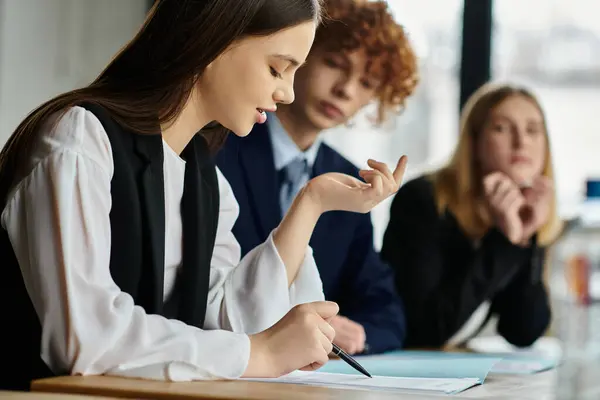 Підлітки, які беруть участь у конференції Моделі ООН, зосередилися на обговоренні. — стокове фото