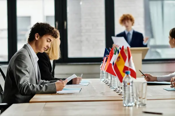 Adolescentes participan en una conferencia modelo de la ONU, participando en discusiones y resoluciones diplomáticas. - foto de stock