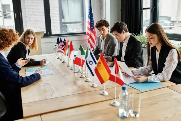Les adolescents rejoignent la conférence modèle de l'ONU, discutent des problèmes mondiaux en tant que pays. — Photo de stock