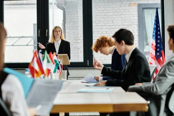 Teens engage in Model UN conference, discuss diplomacy. — Stock Photo