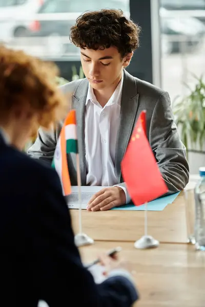 Junger Delegierter an UN-Diskussion über globale Fragen beteiligt. — Stockfoto
