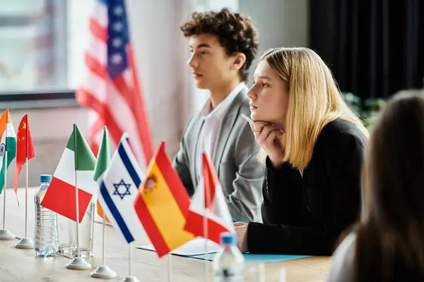 Gli adolescenti partecipano a una conferenza modello delle Nazioni Unite, impegnandosi in un discorso internazionale. — Foto stock