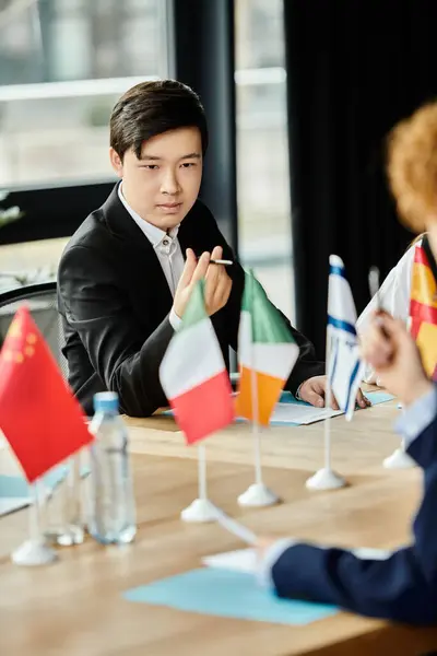 Adolescentes participan en una conferencia modelo de la ONU, mostrando sus habilidades en relaciones internacionales. - foto de stock