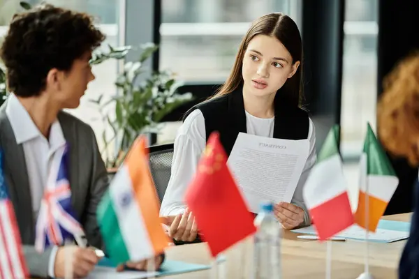Un grupo de adolescentes participa en una conferencia modelo de la ONU. - foto de stock